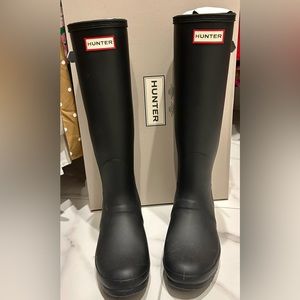 Hunter Boots: Original Back Adjustable Rain Boot in Black/Tundra Grey, Size 9